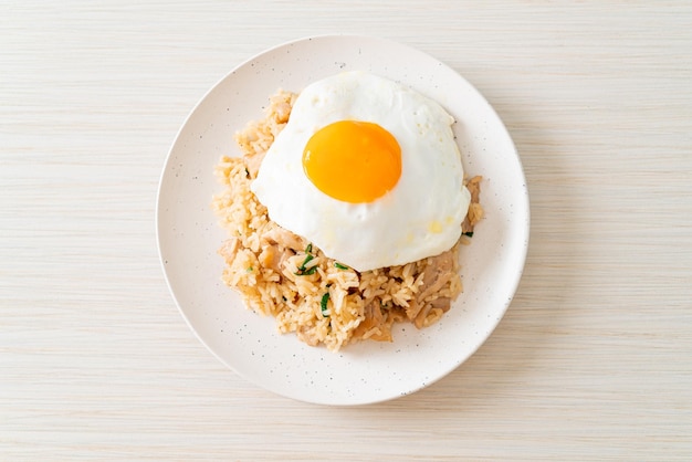 smażony ryż z wieprzowiną i jajkiem sadzonym po japońsku - azjatyckie jedzenie