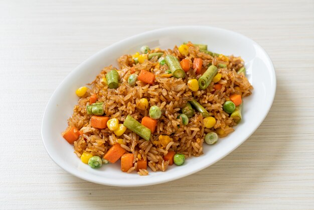 smażony ryż z zielonym groszkiem, marchewką i kukurydzą - wegetariański i zdrowy styl jedzenia