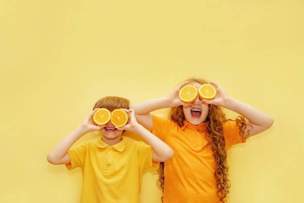 Śmiech Dzieci Z Pomarańczowymi Oczami Pokazuje Białe Zdrowe Zęby.
