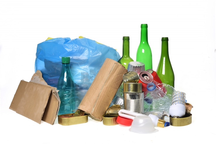Zdjęcie śmieci do recyklingu, szklane butelki, puszki, plastikowe butelki i żarówki