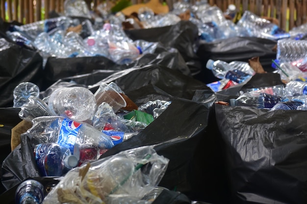 Śmieci i odrzucone tworzywa sztuczne w koszu xAR zarejestrowane 17 lipca 2023 r. w Rayong w Tajlandii