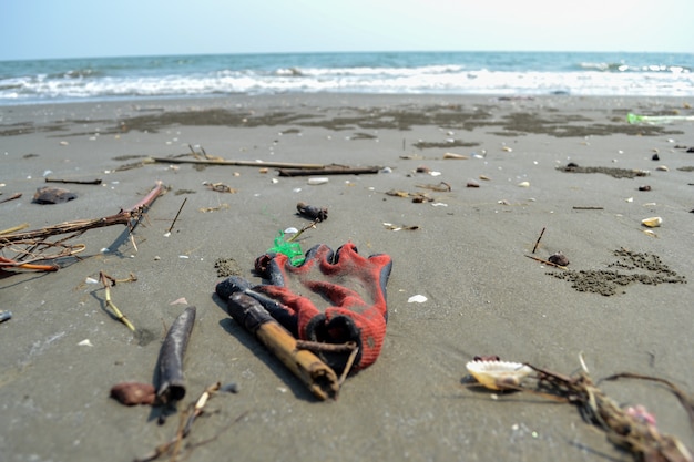 Zdjęcie Śmieci na plaży i morzu nie są czyste.