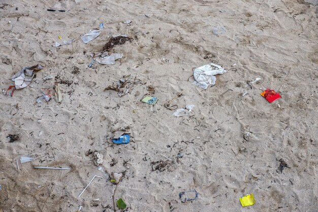 Śmieci na plaży Widok z góry
