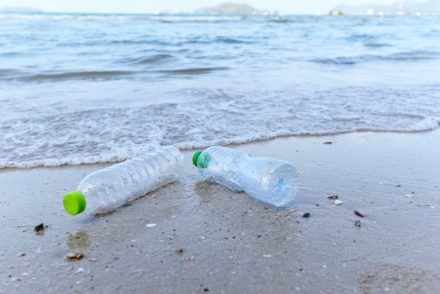 Śmieci W Morzu Z Plastikową Butelką Na Plaży Piaszczyste Brudne Morze Na Wyspie - Problem środowiskowy Z Zanieczyszczeniami śmieci Plastikowych W Oceanie