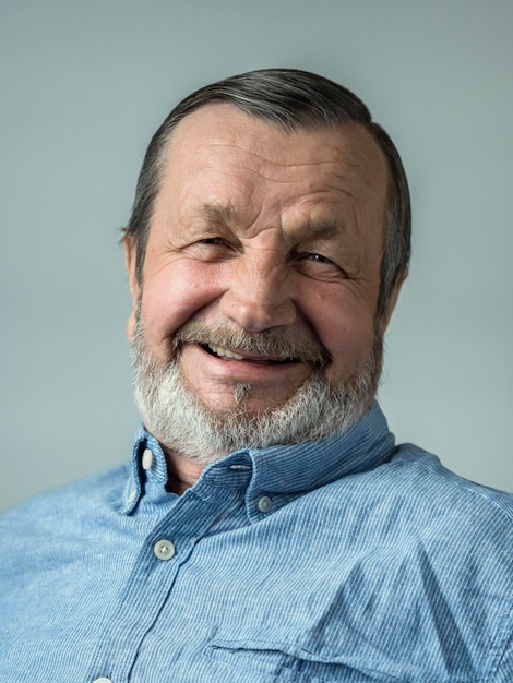 Śmiejący się brodaty staruszek z bliska
