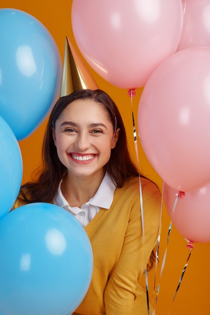 Śmieszna Kobieta W Czapce. ładna Kobieta Dostała Niespodziankę, Imprezę Lub Urodziny, Balony