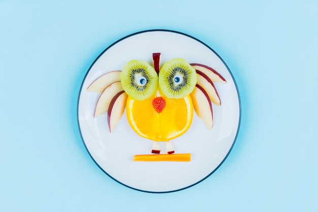 Zdjęcie Śmieszna twarz sowy ze świeżych owoców na talerzu