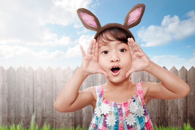 Śmieszne azjatyckie małe dziecko sobie uszy królika obchodzi święta wielkanocne