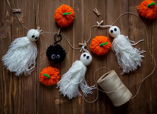 Śmieszne duchy dynie i inne elementy na drewnianym tle Ręcznie robione rękodzieło ulubione hobby relaks wellness Halloween Wakacje