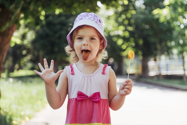 Śmieszne Dziecko Z Cukierków Lollipop, Szczęśliwa Dziewczynka Jedzenie Duże