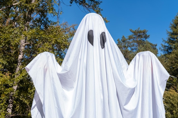 Śmieszne Halloween Małe dziecko w białym garniturze trzymające kosze w kształcie dyni straszny duch Halloween