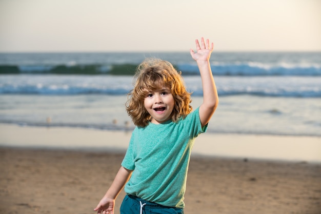 Śmieszne Słodkie Dziecko Chłopiec Spacerujący Po Plaży Morskiej