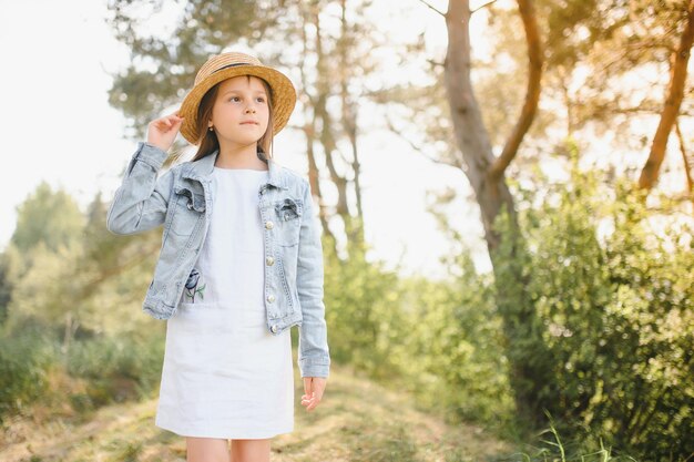 Śmieszne słodkie dziecko dziewczynka w parku na tle przyrody Szczęście Sezon letni