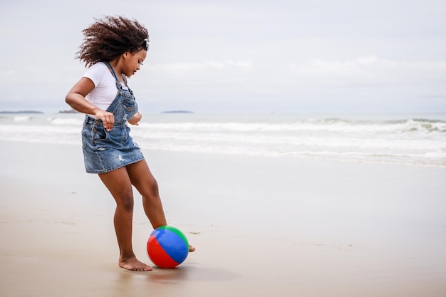 Śmieszne Wakacje Afroamerykanka Dziewczynka Gra W Piłkę I Bawi Się Na Tropikalnej Plaży