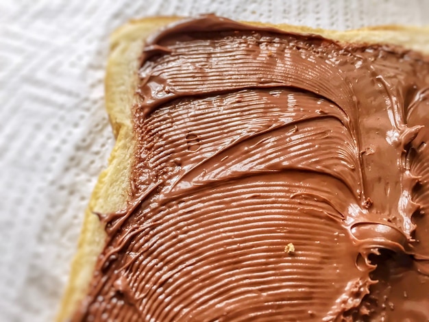 Zdjęcie Śmietana czekoladowa na kawałku chleba