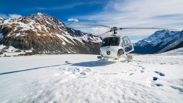 Śmigłowcowy lądowanie na śnieżnej górze w tasman lodowu w Mt Cook, Nowa Zelandia.