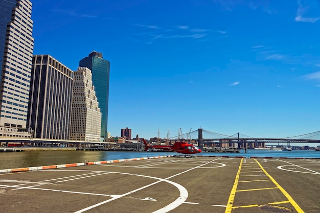 Śmigłowiec i lądowisko dla helikopterów na Dolnym Manhattanie w Nowym Jorku, USA, na East River. Molo 6.