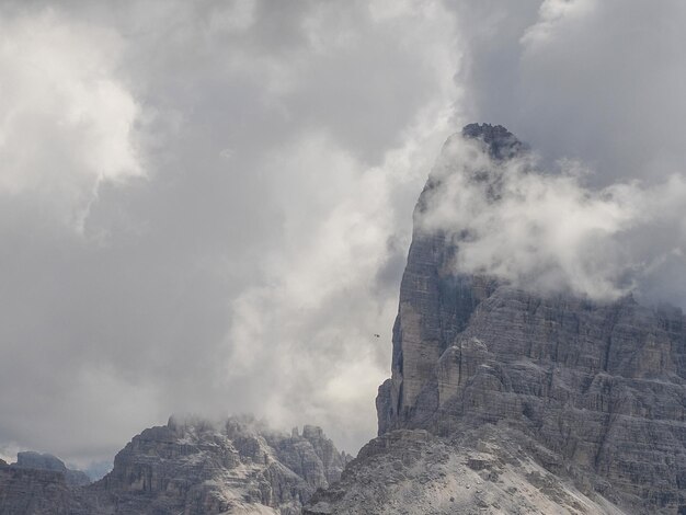 Śmigłowiec używany do akcji ratowniczych na Tre Cime di Lavaredo w Dolomitach we Włoszech.