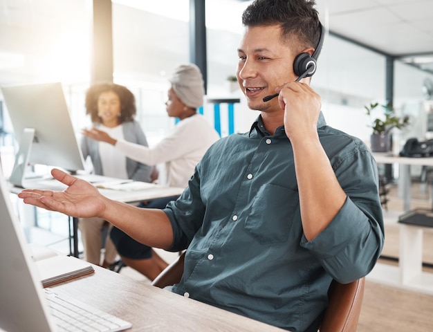 Smile call center i mężczyzna słuchający komputera w celu telemarketingowej obsługi klienta i wsparcia Crm skontaktuj się z nami i konsultantem agenta sprzedaży lub pracownikiem pracującym w dziale pomocy technicznej, konsultacjach i biznesie