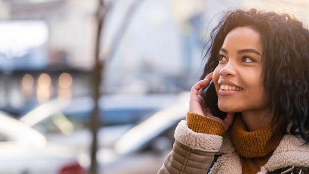 Smiley African American kobieta rozmawia przez telefon z miejsca na kopię