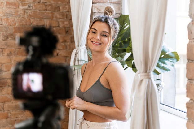 Zdjęcie smiley beauty vlogger robi wideo