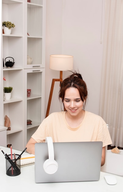 Zdjęcie smiley kobieta pracuje przy biurkiem