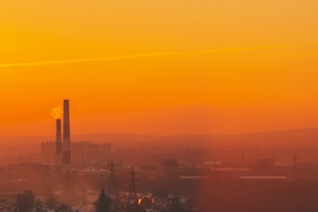 Smog Wśród Sylwetek Budynków Na Wschód Słońca.