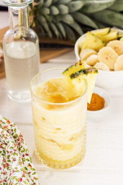 Zdjęcie smoothie ananasowe podawane w szklance