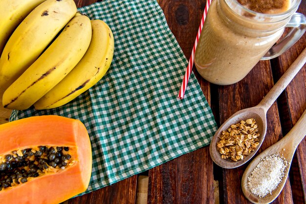 Smoothie Bananowo-papaja Z Płatkami Owsianymi I Muesli Zdrowe Smoothie Na śniadanie.