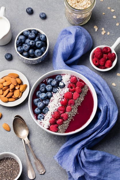 Zdjęcie smoothie bowl malina jagoda płatki kokosowe