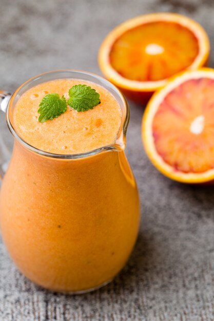 Smoothie, Red Orange, dekor listków mięty.