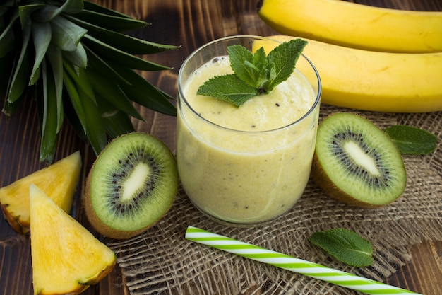 Smoothie Z Ananasem, Kiwi I Bananem Na Rustykalnym Drewnianym Stole