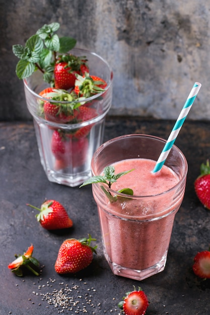 Smoothie z czerwonych truskawek