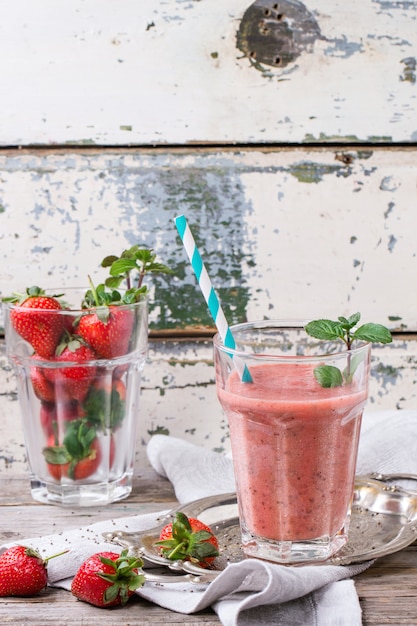 Smoothie z czerwonych truskawek