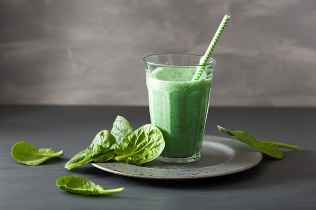 Smoothie ze szpinaku i spiruliny