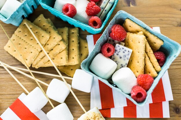 Smores z białą czekoladą i świeżymi malinami.