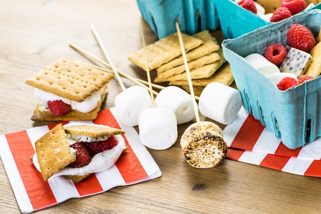 Smores z białą czekoladą i świeżymi malinami.