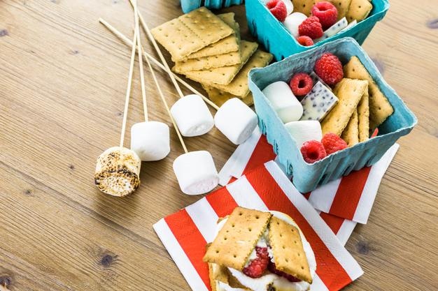 Smores z białą czekoladą i świeżymi malinami.