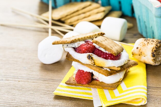 Smores z białą czekoladą i świeżymi malinami.