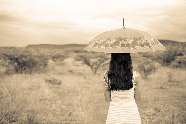 Smutna azjatycka kobieta z parasolowym tonem vintage
