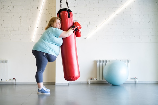 Smutna, Otyła Kobieta, Trening W Siłowni