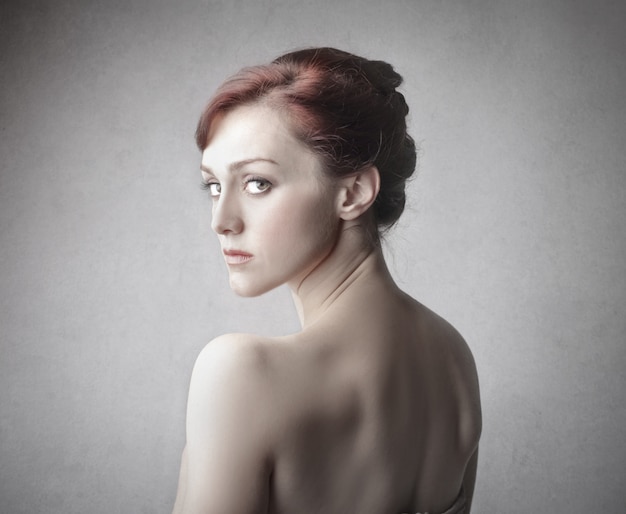 Smutna rudowłosa kobieta