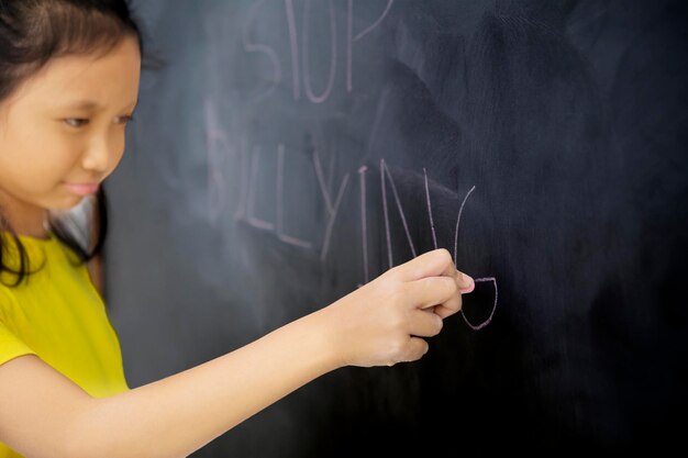 Smutna studentka pisze tekst Stop Bullying