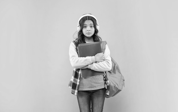 Smutne Dziecko Słucha Muzyki W Słuchawkach Nosi Plecak Z Skoroszytem Na Różowym Tle Ebook