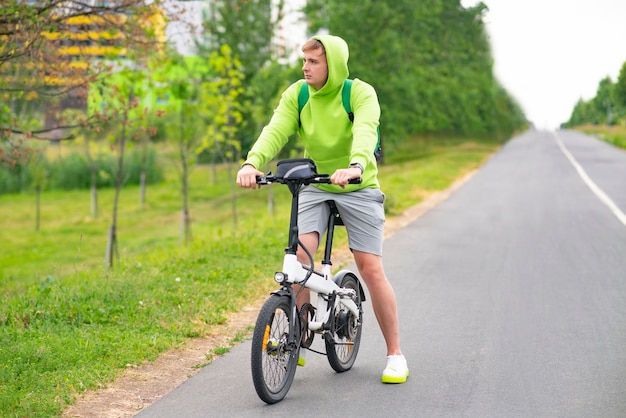 Smutny Młody Facet Jedzie Na Rowerze Elektrycznym W Letnim Parku Chłopiec Aktywny Styl życia Sport