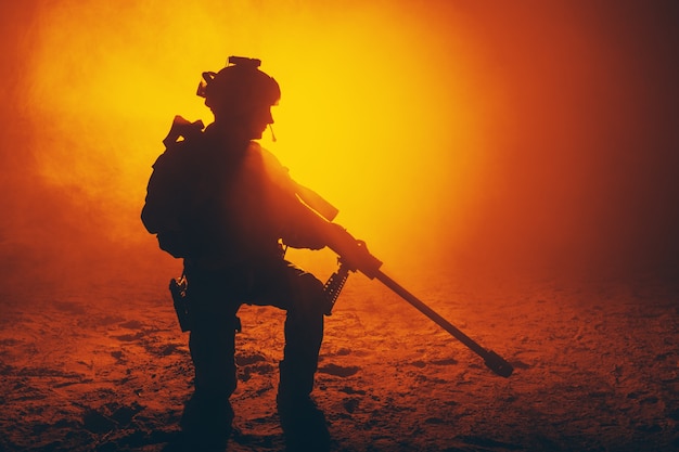 Zdjęcie snajper armii w ogniu i dymie