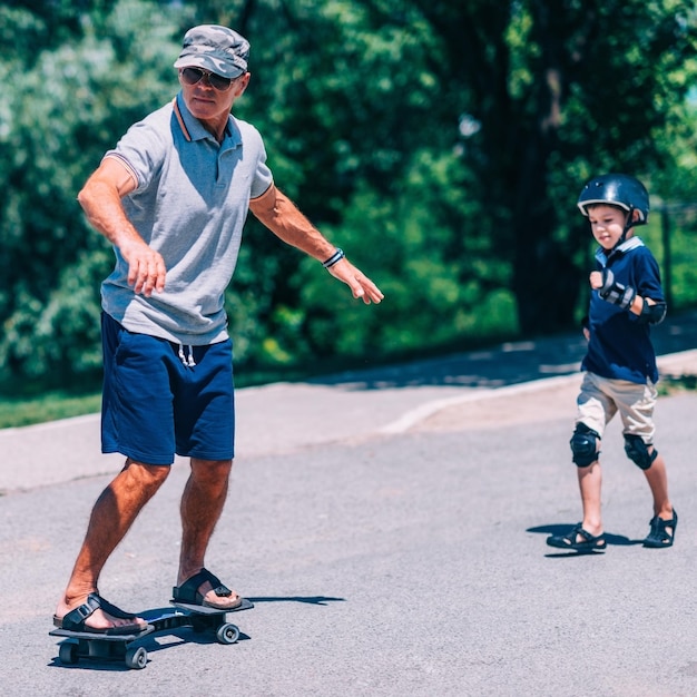 Snakeboarding dziadka i wnuka