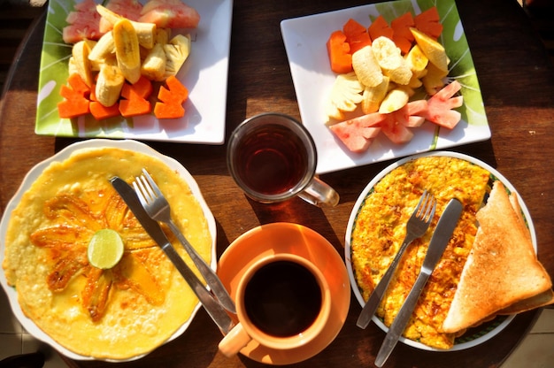 Śniadanie amerykańskie lub śniadanie kontynentalne w stylu balijskim w jadalni rano dla podróżnych i gości jedzą i piją w hotelu na Bali w Indonezji