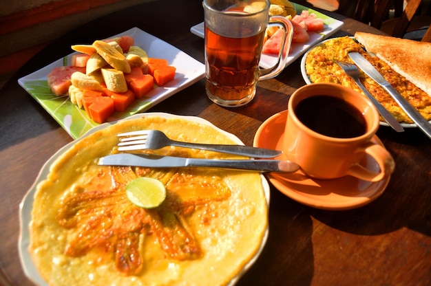 Śniadanie amerykańskie lub śniadanie kontynentalne w stylu balijskim w jadalni rano dla podróżnych i gości jedzą i piją w hotelu na Bali w Indonezji