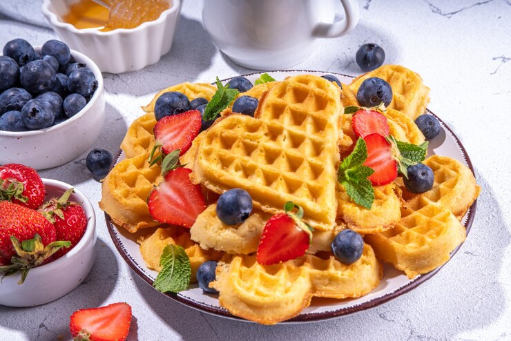 Śniadanie belgijskie wafle z jagodami